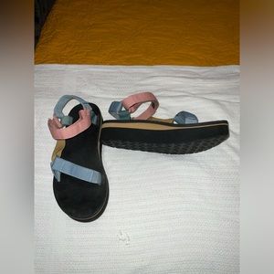 Teva women’s size 9 platform sandals